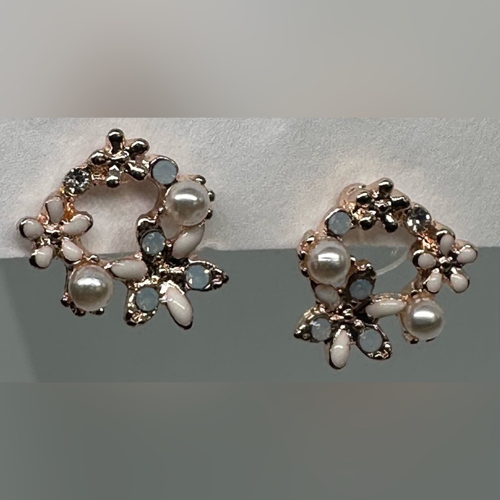 ✨🩵Dainty Rose Gold Flower Pearl & Crystal Wreath Stud Earrings Bridal Gift✨🩵 - Picture 9 of 16